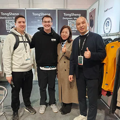 KnitSeek beziehungsweise TongSheng Team an einem Bekleidungsmesse-Stand